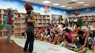 大雅分館圖書志工表演給孩童看